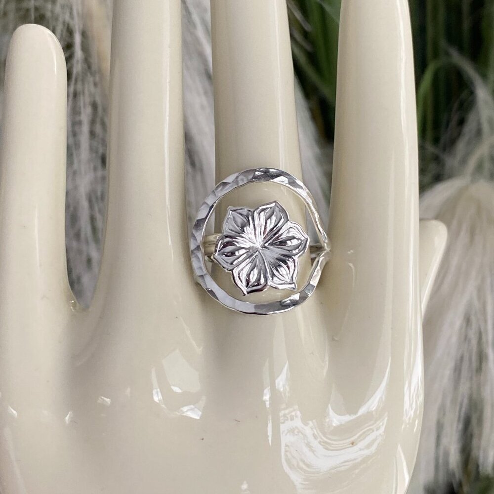 925 Sterling Silver Hammered Halo Flower Ring Sz 8​